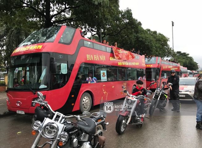 Người hâm mộ Việt Nam nhuộm đỏ sân bay Nội Bài Người hâm mộ Việt Nam nhuộm đỏ sân bay Nội Bài